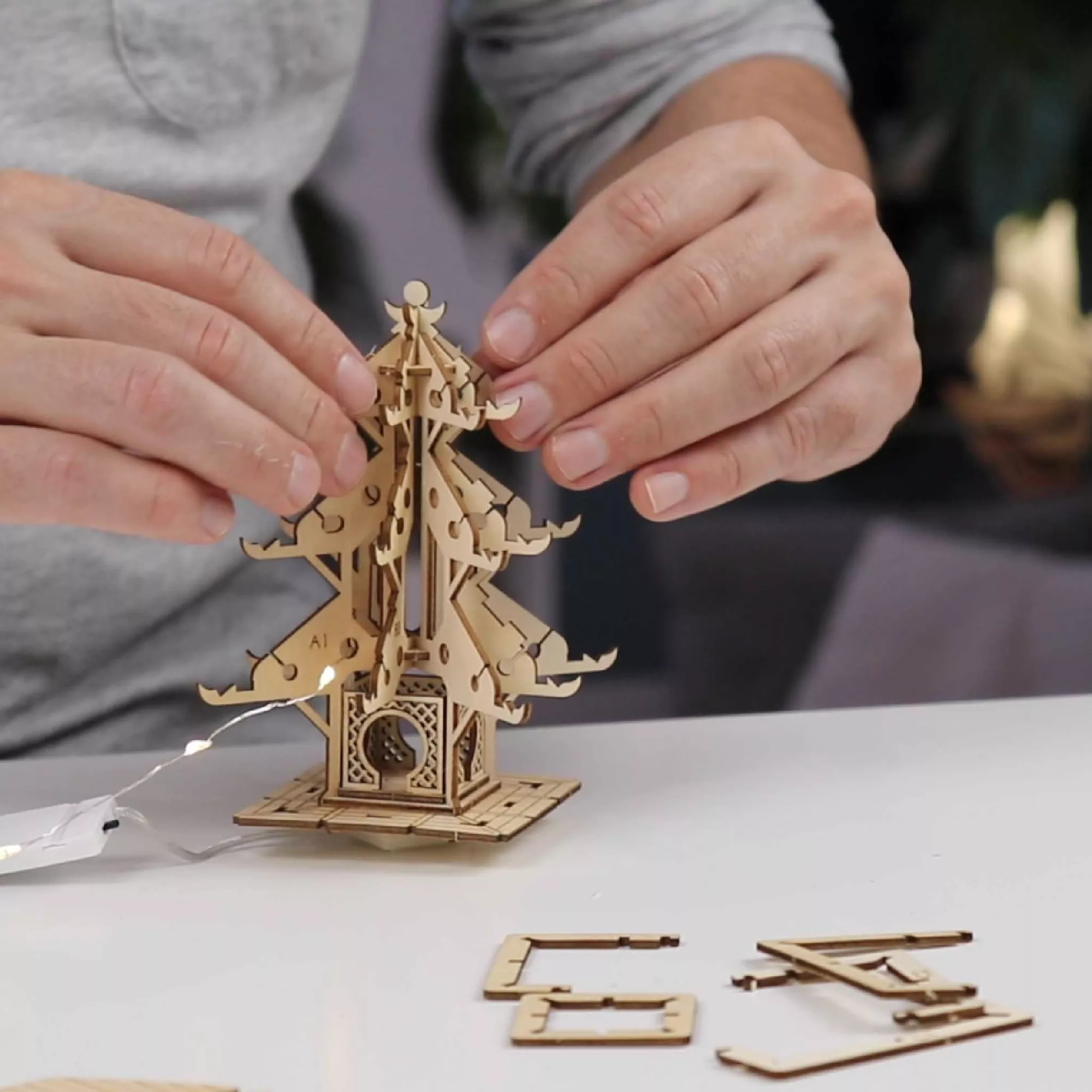 Puidust 3D pusle - Tiny Treehouses rahutempel